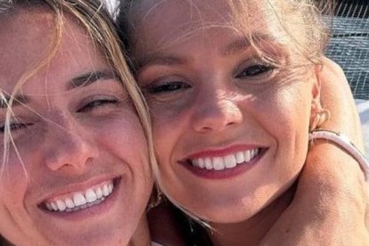 Ellie Carpenter (i) y Danielle van de Donk viven juntas en Francia.