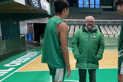Juan Fernando y Paolo hablando con el entrenador Ronaldo Córdoba en el complejo de Ferro Carril Oeste.