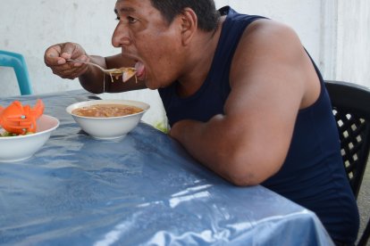 Los lugareños como Luis Tipán disfrutan por las mañanas de este plato, único en la localidad.