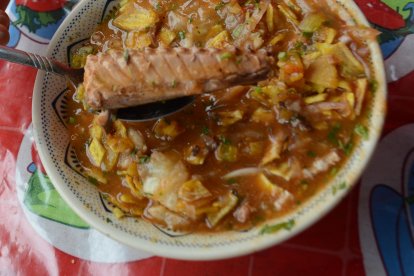 Hay quienes acompañan este plato con pan, otros lo hacen con chifle, al igual que en el encebollado de albacora.