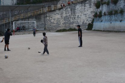 Los niños juegan en canchas de tierra.