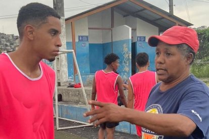 Fabián Banguera, DT de Guayas, y Diego Manzo, volante de la selección.