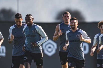 Dixon Arroyo en medio y a los costados Sergio Busquet y Lionel Messi.