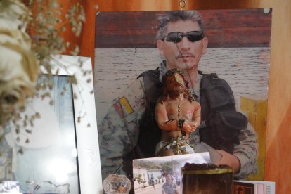 Gustavo Sergio Villalva Alejandro, de 59 años, está desaparecido. Sus familiares prenden una vela junto a una de sus fotografías pidiendo a Dios por su regreso.