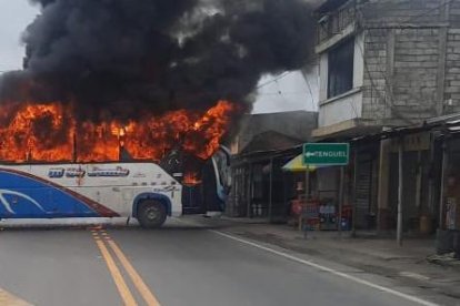 Un bus que cubría la ruta Camilo Ponce Enríquez – Tenguel fue incendiado.