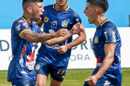 Oyola aseguró que le gusta jugar con Juan Ruiz (d) porque se entienden en las jugadas.