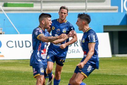 Oyola aseguró que le gusta jugar con Juan Ruiz (d) porque se entienden en las jugadas.