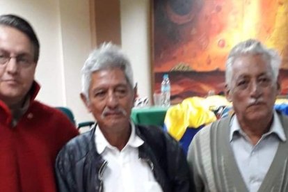 Algunos simpatizantes llevaron fotos al sepelio.