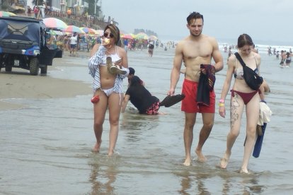 Este sábado 12 de agosto hubo mayor presencia de bañistas en el balneario de Montañita.