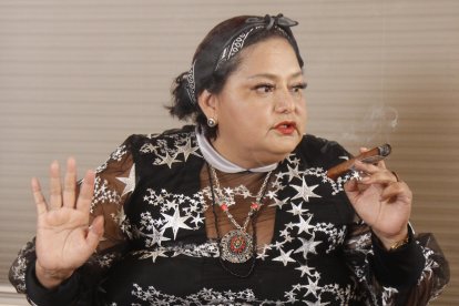 Brujita Shirley en acción fumando los cigarros con el ayuahuasca.
