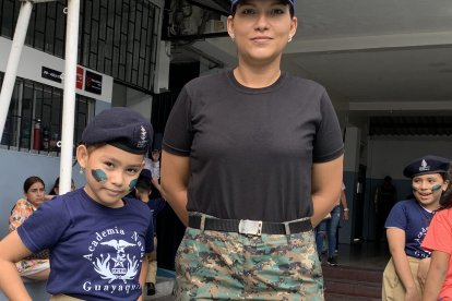 La inspectora Adriana Montenegro junto a una de las integrantes de la gimanasia con madera, Jasmín Becerra.