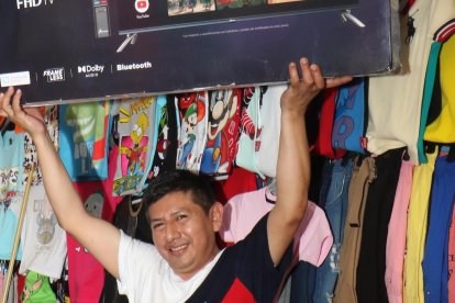 Toda la alegría de Iván    Moyota Guano, con el megatelevisor del Ruletón Millonario en su negocio de La Bahía.