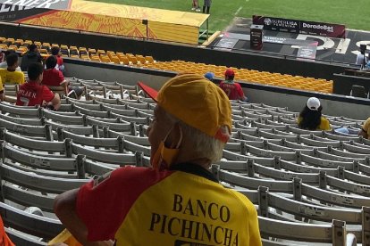 Gorra y camiseta de Manuela para ir al estadio, siempre de la mano del amor de su vida José.