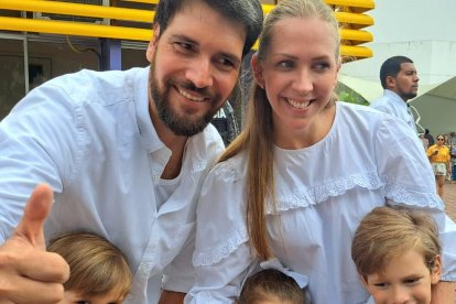 Jan Topic y su familia, con quien acudió a votar el presidenciable.