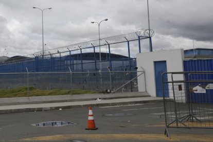 Vista de la entrada principal de la cárcel de Latacunga. Archivo EXTRA.