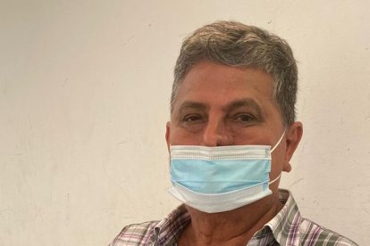 Plinio Torres guarda en su celular las fotos de Lecaro.