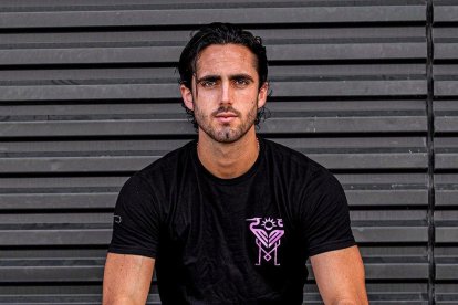 Leo actualmente mantiene una relación amorosa con Ariana Altuve.