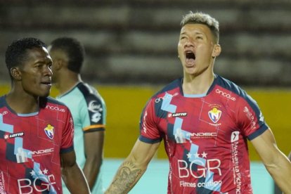 Byron Palacios (c) marcó el primer gol de El Nacional en el empate con Cumbayá.