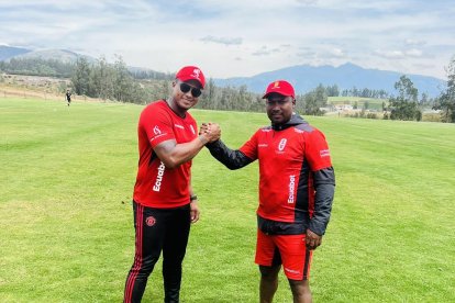 Toño Valencia junto a su hermano Éder, quien es el DT de AV25.