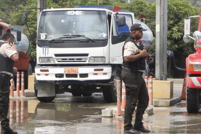 Policías y militares han tenido que resguardar la planta de agua de este populoso sector.