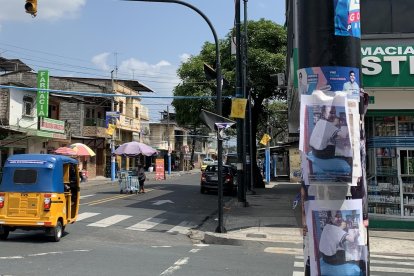 No solo vehículos convencionales circulan por estas calles, si no también pequeñas carretas y 'tricimotos' que corren más riesgo sin semáforos.