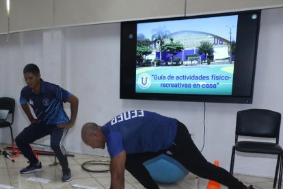 Con cinta de papel haga un diseño en el piso para ejercitarse.