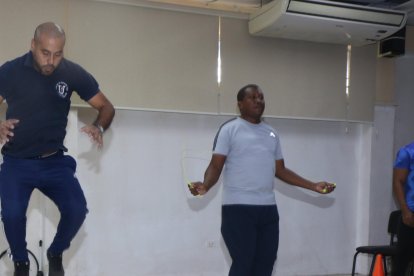 Con un pequeño arco se puede saltar y jugar.