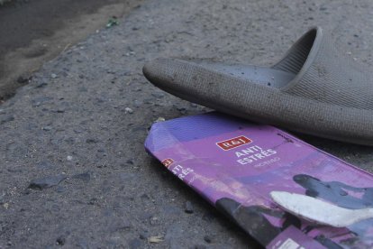 En la zona donde se registraron los crímenes quedaron unas zapatillas de los fallecidos.