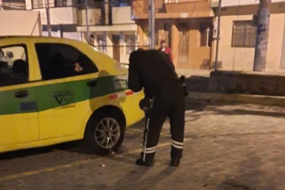 Los agentes llegaron e indagaron en el sitio luego del suceso.