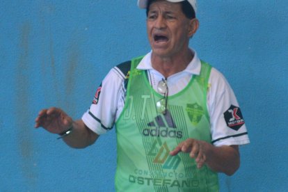 D’Stteffano, el entrenador de Lasallanos Soccer, uno de los propulsores del fútbol sala femenino en Ecuador.