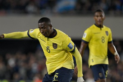 Por el sector izquierdo, William Pacho destacó en la recuperación de balones y ayudó en la salida de las jugadas, se asoció bien con sus compañeros.