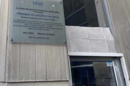 Esta es una réplica de la placa entregada a los familiares de Fernando Villavicencio.