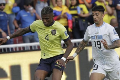El partido se disputa en el medio campo.