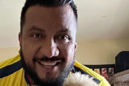 Javier Redrovan y sus mascotas desde Nueva York apoyando a la Tri.