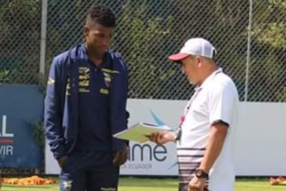 Daniel Peña el entrenador que descubrió a Félix Torres en Esmeraldas.