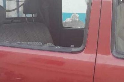 La camioneta en la que se desplazaban los empleados quedó con las huellas del ataque.
