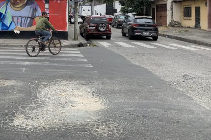 Baches y ausencia de semáforos complican el tráfico vehicular del sector Mapasingue Oeste, Guayaquil.