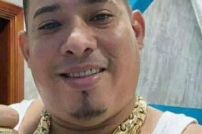 Junior Roldán solían presumir ostentosas cadenas y anillos de oro sólido.