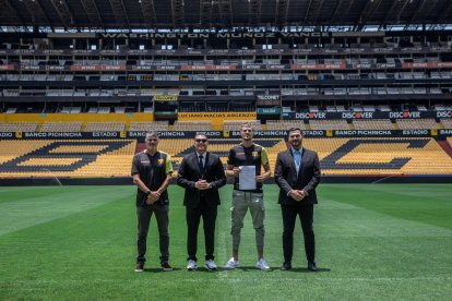 Gente amarilla: Diego López, Carlos Alfaro Moreno, Javier Burrai y Antonio Álvarez.