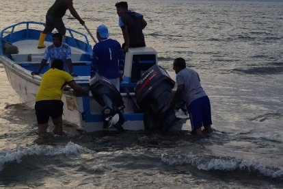Por lo general, varios pescadores van en la embarcación.