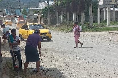 Armados con palas, escobas y sus biblias, así van varios cristianos evangélicos a hacer la obra de Dios.