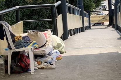 El puente peatonal de la Aviación Civil Oeste es usado como 'casa' por indigentes.