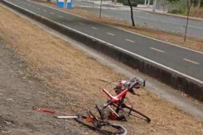 La bicicleta en la que se movilizaba la víctima quedó en medio de la vía.