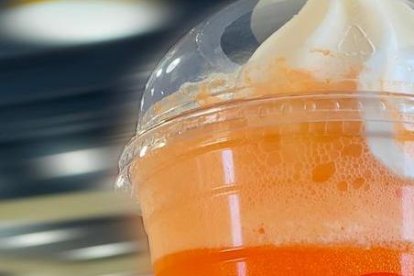 Orange Fanta Float de Wienerschnitzel presenta una mezcla del helado suave Tastee Freez característico de la marca mezclado con refresco Orange Fanta.