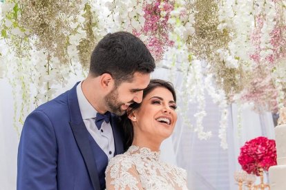 La actriz Cinthya Coppiano con su esposo, el día de su matrimonio.