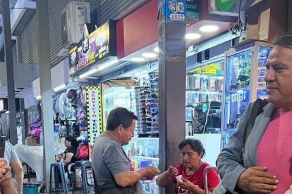 En sus salidas, nunca faltan sus seguidores, quienes le piden fotos y videos.