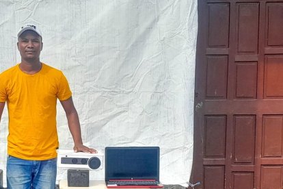 Con implementos adquiridos con sus propios recursos, Ángel fomenta la paz y la unidad.