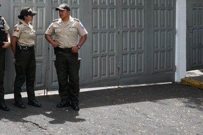 El día que retiraron su cadáver de la morgue había presencia policial para evitar cualquier evento.   René Fraga. Quito 24 septiembre del 2023 Agencia ( ag - expreso ag extra )