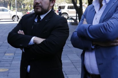 El abogado Antonio López (terno oscuro) dio detalles del avance del caso Fernando Villavicencio.