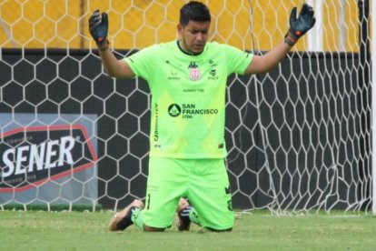 Chávez antes de cada partido se encomienda a Dios.